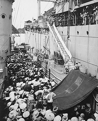 Quang cảnh đồng bào miền Bắc lên tàu di cư từ Hải Phòng vào Nam (1954).