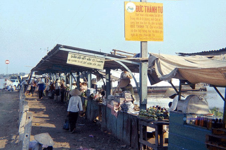 Mỹ Thuận Ferry - V&itilde;nh Long 1970 - Photo by Patrick Patterson
